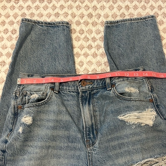 American Eagle Relaxed Mom Jeans Size 4 Destructed High Waist Light Wash - Picture 6 of 14